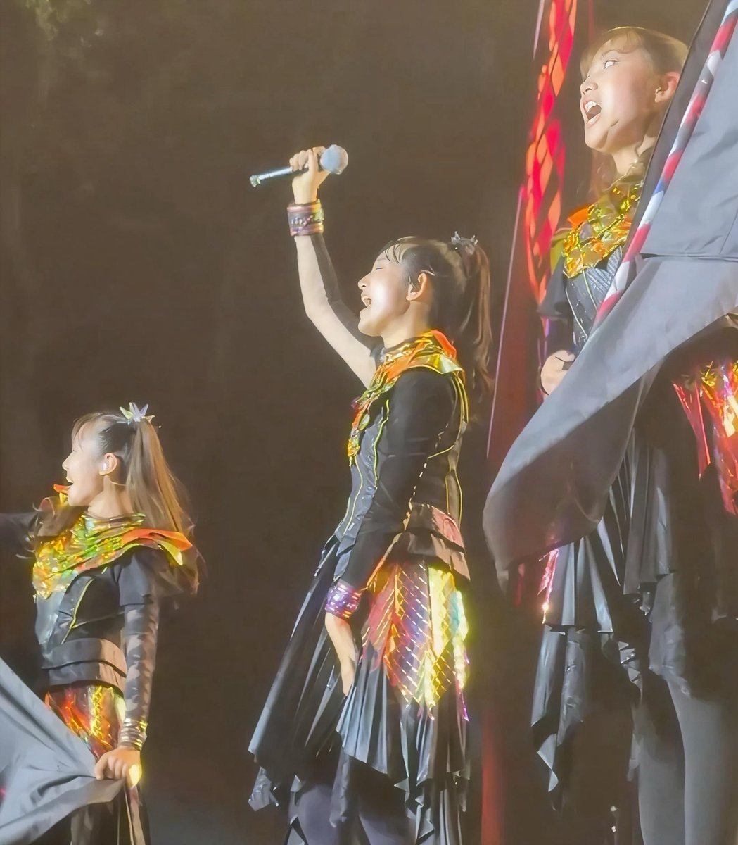 zak01metal's tweet photo. おはようございます😃
Aftershockの熱気が凄い
YouTubeでセンターエスケイプ通路の動画は、絶えず流れるサーファーと捌くセキュリティーが画面を行き交っている😂セトリ8曲で一切のブレイク曲無しでは必然😂
約1ヶ月、総移動距離有に1万km超、全20ヶ所のツアー任務本当に疲れさまでした🤘🦊
#BABYMETAL https://t.co/TLMgTscx4c