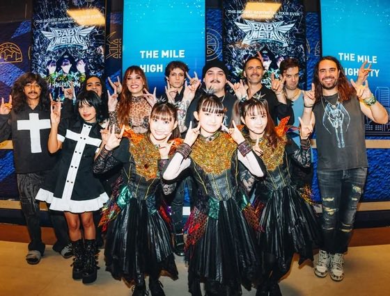 zak01metal's tweet photo. おはようございます😃
Aftershockの熱気が凄い
YouTubeでセンターエスケイプ通路の動画は、絶えず流れるサーファーと捌くセキュリティーが画面を行き交っている😂セトリ8曲で一切のブレイク曲無しでは必然😂
約1ヶ月、総移動距離有に1万km超、全20ヶ所のツアー任務本当に疲れさまでした🤘🦊
#BABYMETAL https://t.co/TLMgTscx4c