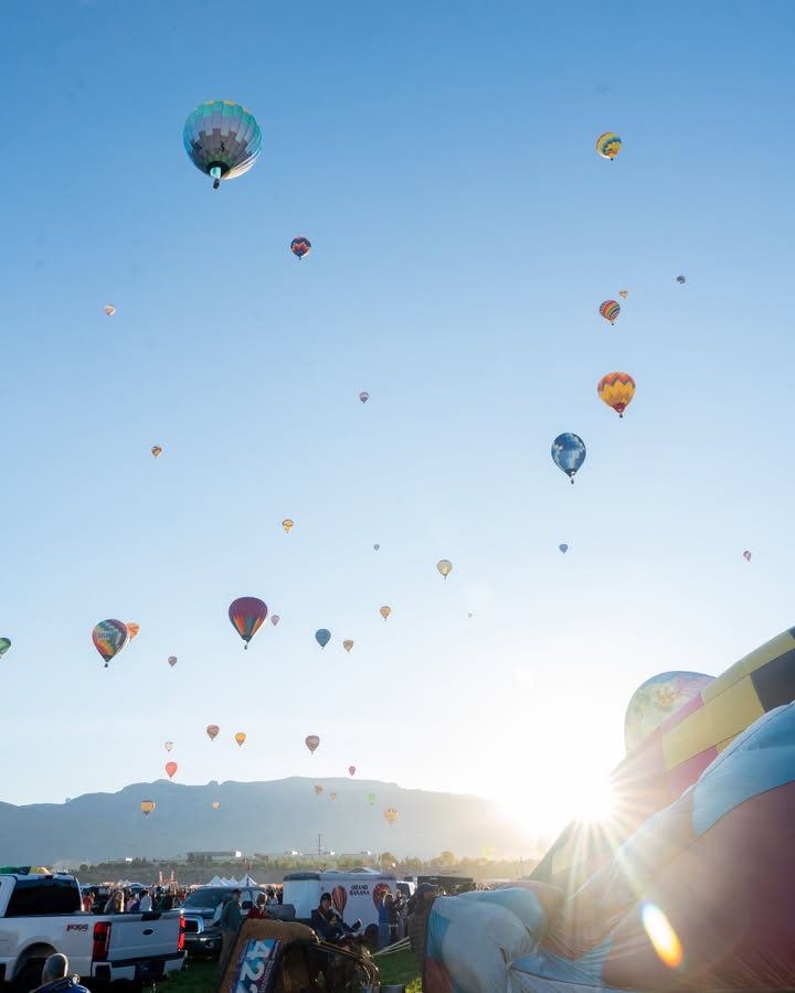 UNM's tweet photo. Happy Balloon Fiesta Lobos 🎈 https://t.co/pkALjUkQZh
