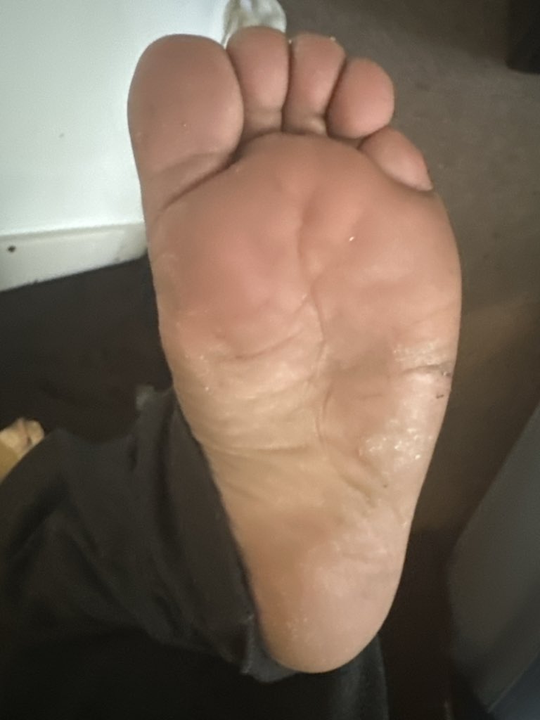 Slowbunny15's tweet photo. Who’s gonna be my first tribute?#feetfetısh #gayfeet #paypig https://t.co/1G7KAj3yga