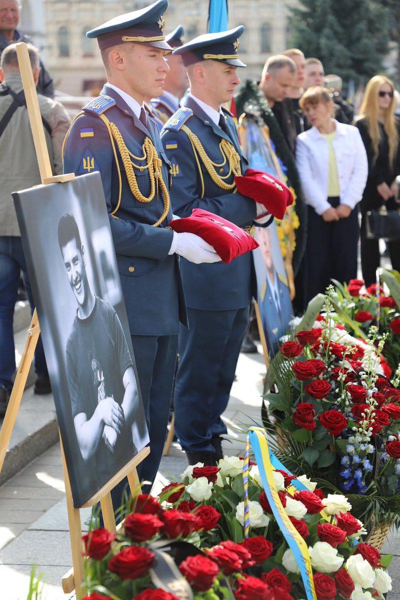 unian's tweet photo. 🥀 Україна попрощалася з одним із "Привидів Києва" — 25-річним майором Маратом Мамбетовим.

Він мріяв літати ще з дитинства, а після навчання став бойовим пілотом МіГ-29. 

Лише за останні два роки Марат здійснив майже 200 бойових вильотів, захищаючи українське небо та підтримуючи наших воїнів на землі.

1 жовтня, після виконання бойового завдання, його літак уразила ворожа ракета.

В нього лишилися батьки і брат.

Честь і вічна пам’ять захиснику неба 🕯️🇺🇦

Фото: Повітряне командування "Центр"