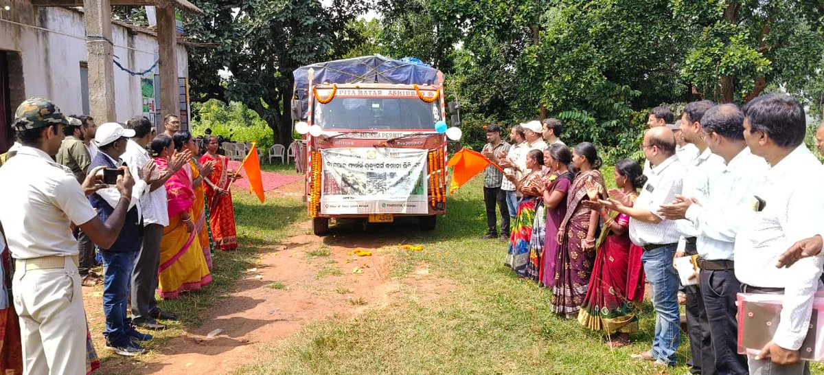 apc_program's tweet photo. On 4 October 2026, Shri Sachin Ramchandra Jadhav, IAS, Commissioner-cum-Secretary, Department of Agriculture & Farmers��� Empowerment (DAFE), Government of Odisha, and Sri Vishal Singh, IAS, Collector & District Magistrate, Keonjhar, along with other officials, visited Banspal Block under the APC Programme.
The delegation interacted with members of the Bhumika Producer Group, Banspal FPC, and visited Grafted Brinjal and Pumpkin crop clusters. They also flagged off a shipment of pumpkin from the FPC to West Bengal.
The Commissioner-cum-Secretary emphasised creation of supporting infrastructure, technology adoption and post-harvest interventions to enhance farmers’ incomes. He appreciated the crop cluster’s growth from 35 to 691 acres and the growing business of the Banspal FPC, reflecting the progress of farmer collectives in the block.
@CMO_Odisha @SecyChief @IPR_Odisha @krushibibhag @Horticultureod1 @OLM_Antyoday @mission_shakti @Dist_Kendujhar @BRLF_India @PRADAN_India