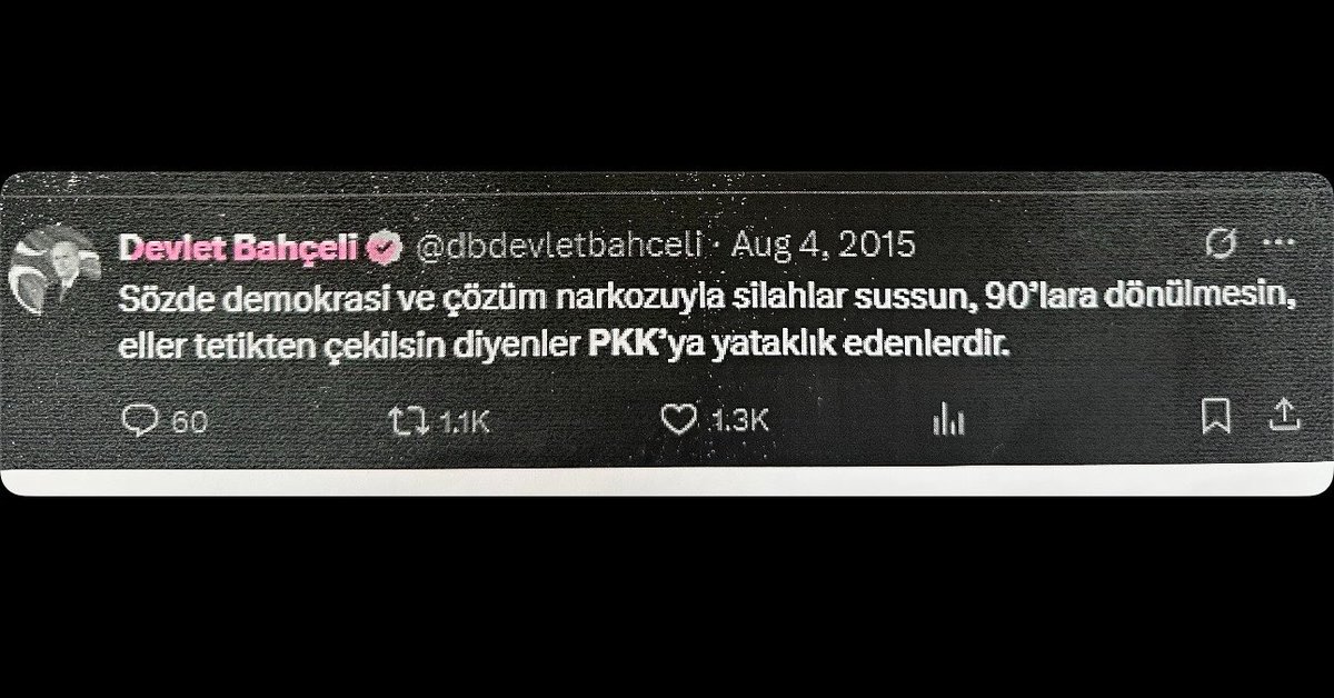 OrkunOzeller's tweet photo. Yine @MHP_Bilgi Genel Başkanı @dbdevletbahceli bugünleri görerek  4 Ağustos 2015 tarihinde bilge bir laf etmiş…
“Sözde demokrasi ve çözüm narkozuyla silahlar sussun, 90’lara dönülmesin, eller tetikten çekilsin diyenler pkk ya yataklık edenlerdir”
Bu lafını alkışlıyoruz da bugün terörist başına statü vermeye çalışmak umut hakkından faydalansın demek yetmiyormuş gibi şimdi bir de selam göndermek ne oluyor ?
Anlayan var mı?
Türk Milliyetçileri cevap bekliyor