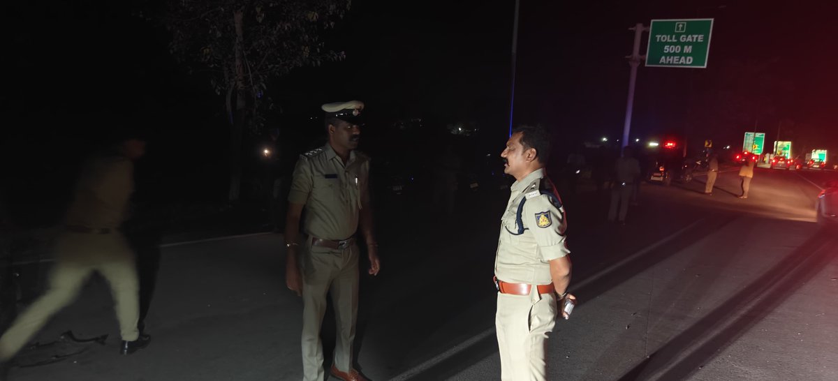 SPmysuru's tweet photo. ಇಂದು ಮಾನ್ಯ ಜಿಲ್ಲಾ ಪೊಲೀಸ್ ಅಧೀಕ್ಷಕರಾದ ಶ್ರೀ ಮಲ್ಲಿಕಾರ್ಜುನ ಬಾಲದಂಡಿ, ಐಪಿಎಸ್ ರವರು ಟಿ. ನರಸೀಪುರ ಪೊಲೀಸ್ ಠಾಣಾ ವ್ಯಾಪ್ತಿಯ ಮೈಸೂರು–ಟಿ. ನರಸೀಪುರ ರಾಷ್ಟ್ರೀಯ ಹೆದ್ದಾರಿ (NH-766) ಟೋಲ್‌ ಬಳಿ ಸಂಭವಿಸಿದ ಅಪಘಾತದ ಸ್ಥಳಕ್ಕೆ ಭೇಟಿ ನೀಡಿ ಪರಿಶೀಲನೆ ನಡೆಸಿದರು.
#TNarasipura @Rangepol_SR @KarnatakaCops @PITNpuraPS https://t.co/HP4UqzXRuE