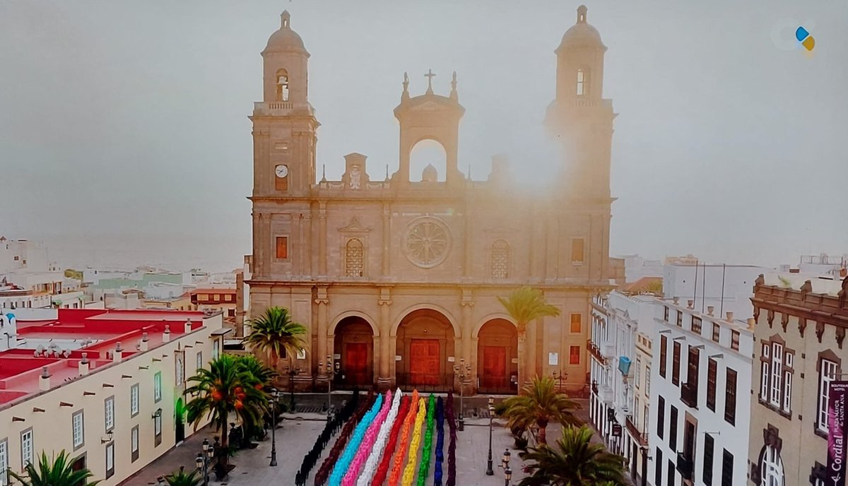CRZ5855's tweet photo. Last month in Gran Canaria... I took part in a Spencer Tunick photo installation... amazing pictures and a great time out. Over 500 people took part to celebrate diversity and sexuality LGBQTIA+ https://t.co/761OFHsDDj