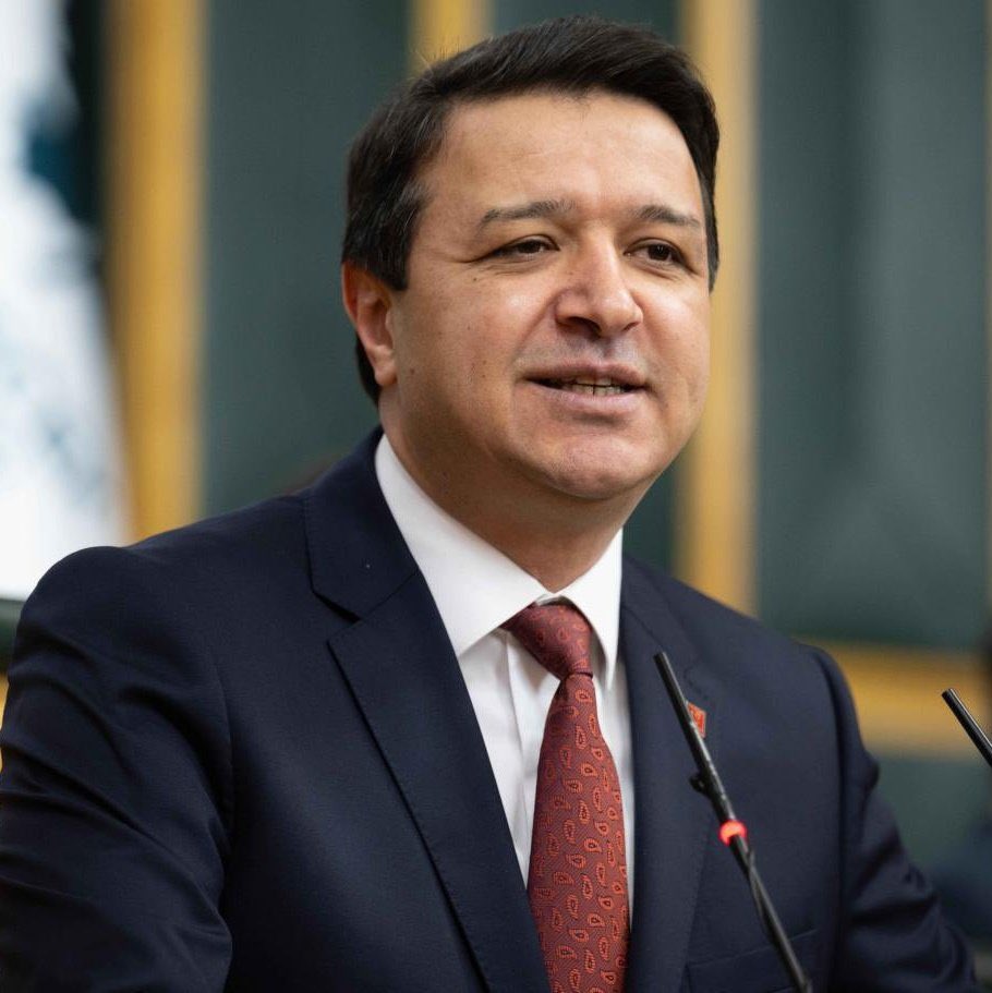 HaberReport's tweet photo. Mahmut Arıkan:

Kürsülerde ‘Yanlış yapan kızım Fatıma da olsa cezasını keserim’ hadisini dillerinden düşürmeyenler; sıra "Bakan Fatma"ya gelince ifadeye bile çağırmıyorlar! https://t.co/56vLwxcIbN