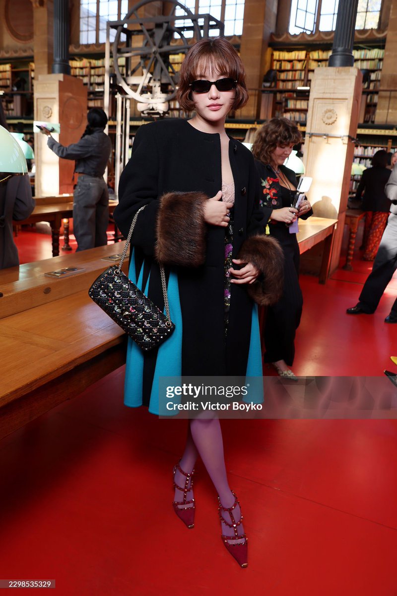 AllNews_th's tweet photo. สมมง! Maison Valentino Brand Ambassador พาส่องลุคสาวสวย "ฟรีน สโรชา" @srchafreen เข้าร่วมชมแฟชั่นโชว์ Valentino Antibiblioteca Spring-Summer 2027

SAROCHA X VALENTINO PFW SS27
#ValentinoSS27xFreen
#srchafreen
#ValentinoAntibiblioteca
#ValentinoGaravani https://t.co/3E9TzEPQXO