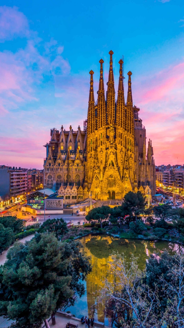 VioletLonduucs's tweet photo. Barcelona atardecer en la Sagrada Familia, las luces doradas baan las piedras y el aroma de churros calientes flota en el aire. Momentos perfectos que se guardan en el corazón. https://t.co/6pSdEfIfpM
