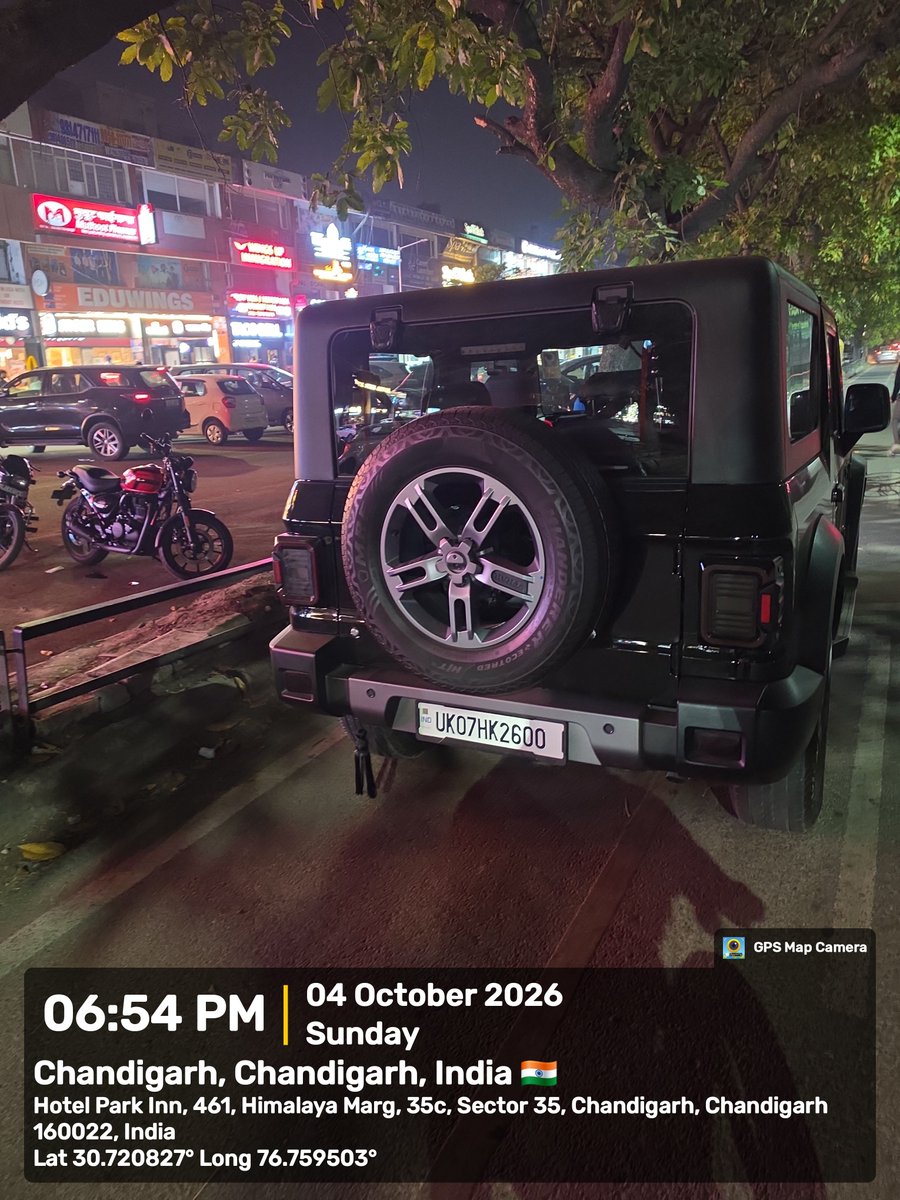Himank_Chawla's tweet photo. Dear @trafficchd @ssptfcchd, all these vehicles parked on cycling track in sector 35. Please take action https://t.co/qd1a36qz5A