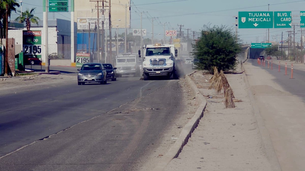 NormaMXL's tweet photo. ⚠️ AVISO VIAL
Realizamos labores de raspado y barrido en la carretera a San Luis, de oriente a poniente, hasta el Distribuidor Vial del ejido Puebla. 🚜🧹
🚧 Maneja con precaución.
#GobiernoDeMexicali
#MexicaliBrilla https://t.co/nCa4nrDHS2