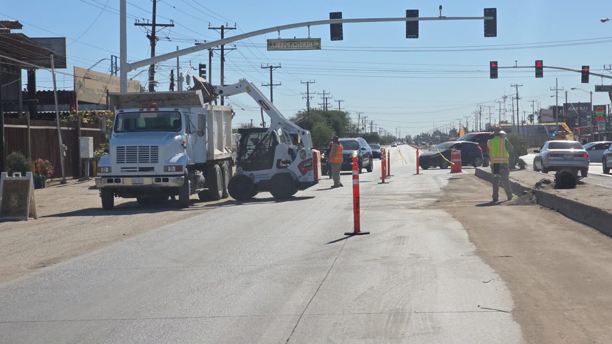 NormaMXL's tweet photo. ⚠️ AVISO VIAL
Realizamos labores de raspado y barrido en la carretera a San Luis, de oriente a poniente, hasta el Distribuidor Vial del ejido Puebla. 🚜🧹
🚧 Maneja con precaución.
#GobiernoDeMexicali
#MexicaliBrilla https://t.co/nCa4nrDHS2