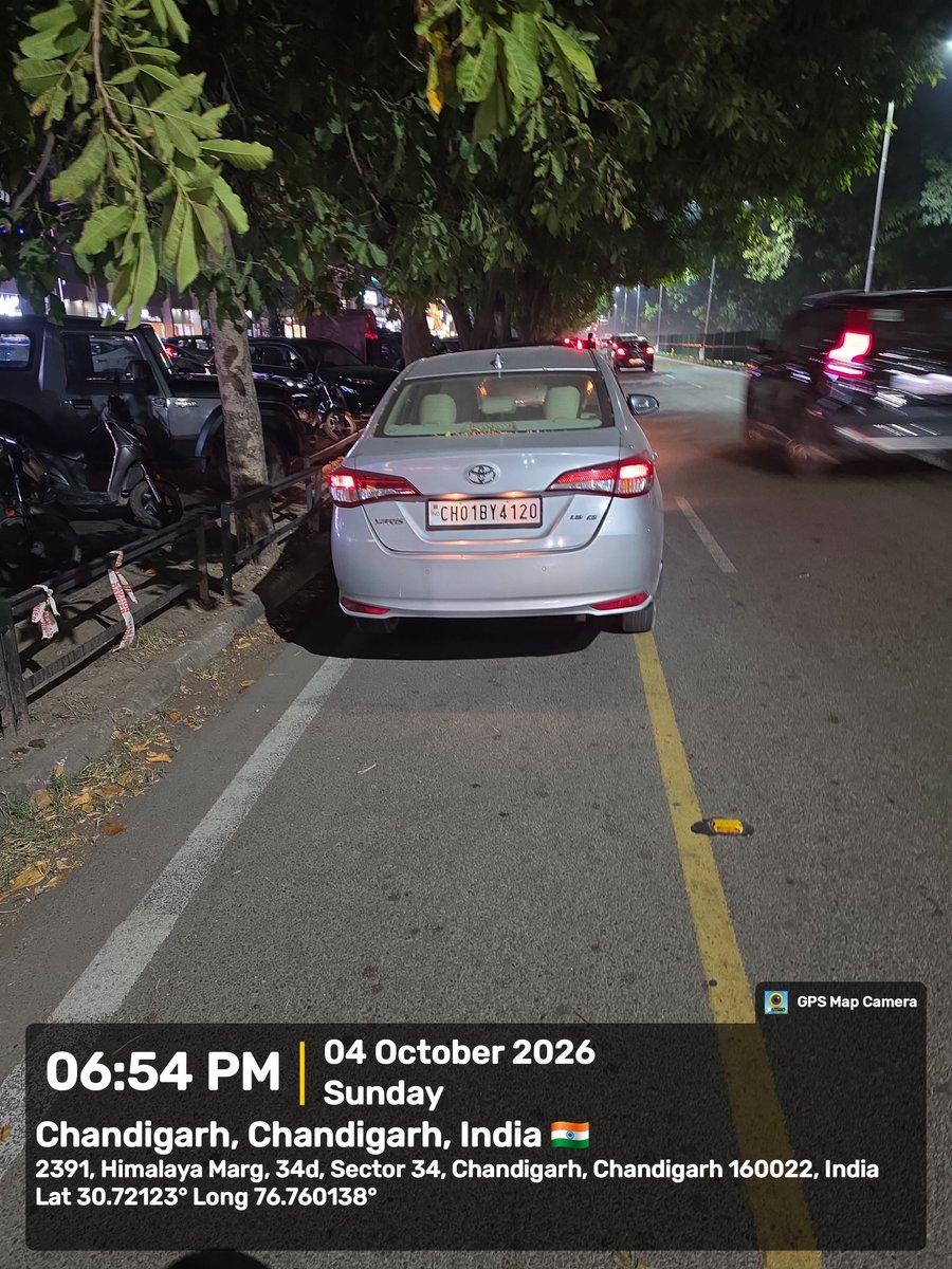 Himank_Chawla's tweet photo. Dear @trafficchd @ssptfcchd, all these vehicles parked on cycling track in sector 35. Please take action https://t.co/qd1a36qz5A