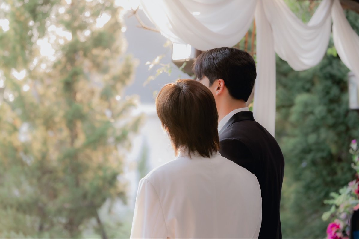 YourThirdSeries's tweet photo. Your Third Recap 💻✨

คุณสามกับน้องแจมแต่งงานกันแล้ว แต่น้องแจมของเราก็ยังขยันทำงานไม่พักเลยนะคร้าบ สมเป็นเลขามือ 1 ของคุณสิบจริง ๆ  นะคร้าบ 🥰

แต่น้องแจมอย่ามัวทำแต่งานสิคร้าบ ถึงแม้คุณสามจะได้ชาร์จพลังเติมน้องแจมทุกเช้า 🤭 แต่คุณสามเขาก็อยากมีเวลาสวีตกับน้องแจมบ้างน้าาคร้าบ 💖 

หาเวลาหนีไปเที่ยวกันได้เลย เดี๋ยวผมรับจบดูแลไร่ให้เองคร้าบ ความสุขของเจ้านายต้องมาก่อนเสมอออ! 🫡

ทุกคนประทับใจซีนไหนเป็นพิเศษบ้าง แวะมาแชร์กันนะคร้าบ! 🫶🏻

​YOUR THIRD SERIES EP11
#ที่สามของเธอEP11