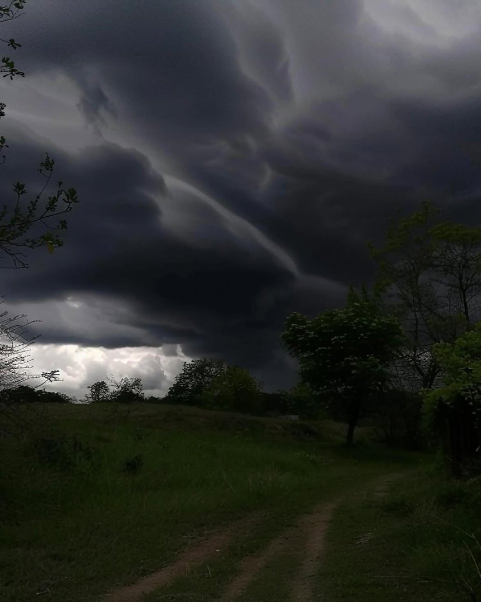 natureegloomy's tweet photo. This is some people’s favorite kind of weather. https://t.co/VHUkvB0haQ
