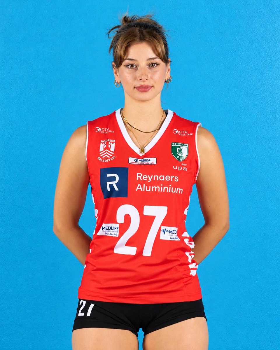 ajansmuhbir1923's tweet photo. Voleybolcu Meryem Cabbaroğlu, sosyal medyada gündem oldu.

Bodrum Belediyesi forması giyen 1.63 boyundaki liberoya gelen tuhaf yorumlardan bazıları şöyle:

• Seni hamburger ekmeğinin arasına koyup yiyebilir miyim minik mirket??

• Belediye personeli olma, evime tanrıça ol… https://t.co/ZgvMa4WkR4