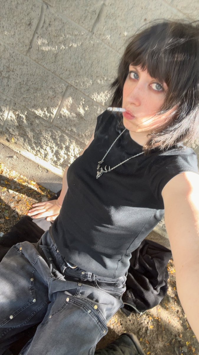 aprilpilled's tweet photo. They are trying to kill me at work https://t.co/cWvi9GMoK9