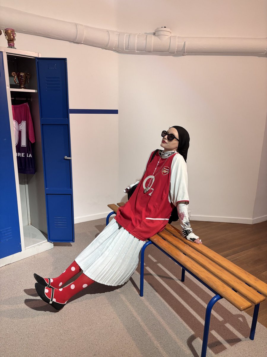 fillemedievale's tweet photo. even a manchester united fan liked my outfit https://t.co/1fLQyxOw18