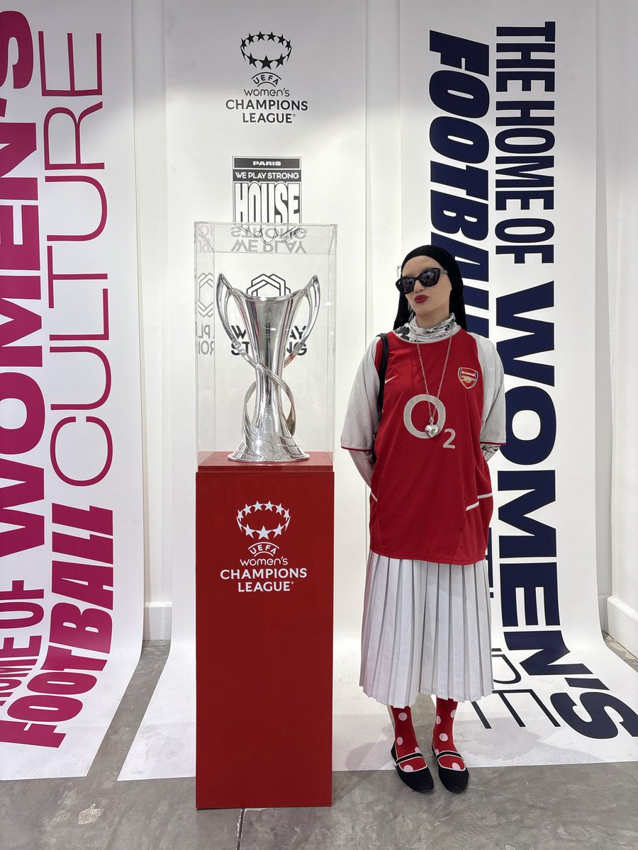 fillemedievale's tweet photo. even a manchester united fan liked my outfit https://t.co/1fLQyxOw18