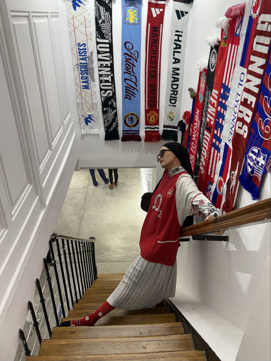 fillemedievale's tweet photo. even a manchester united fan liked my outfit https://t.co/1fLQyxOw18