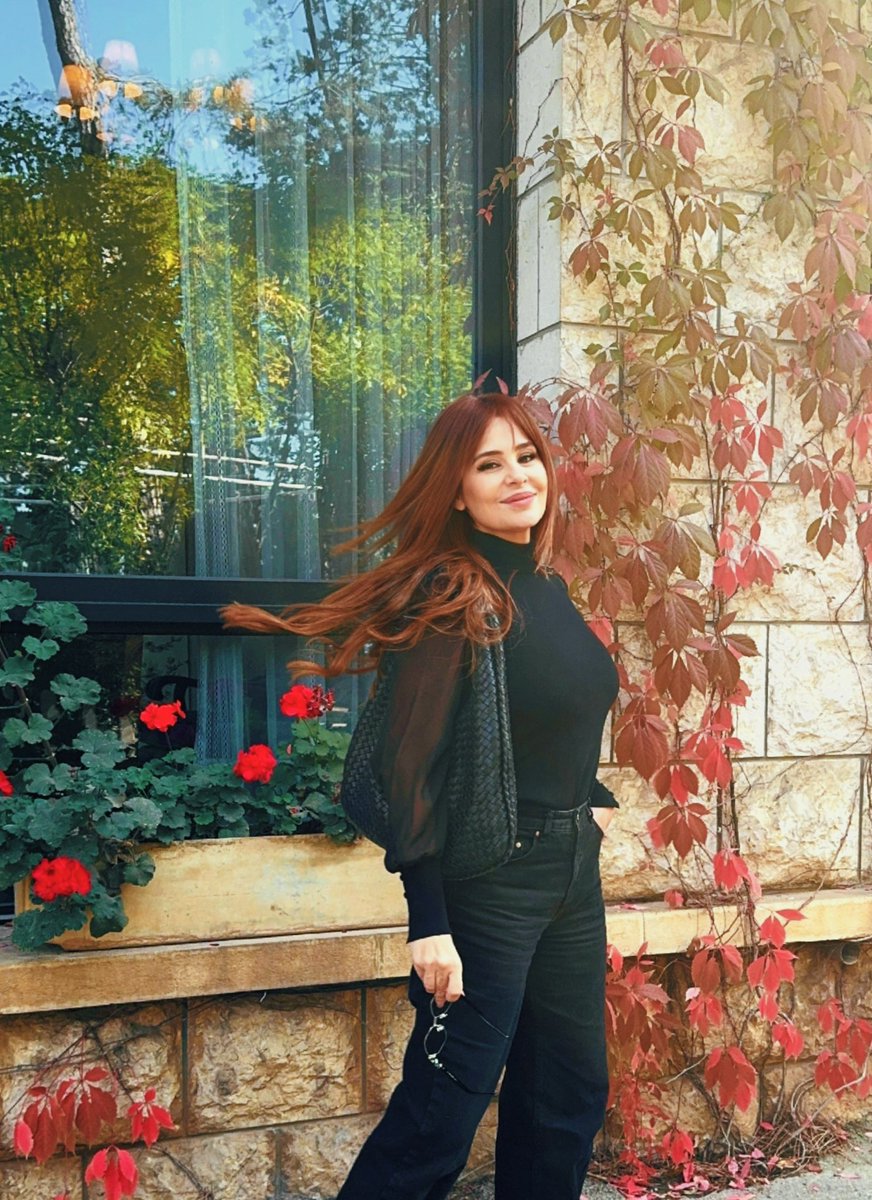 CAROLE_SAMAHA's tweet photo. الخريف هو أكتر فصل بحبّه بالسنة 🍂 يمكن لأنّي بحسّه فصل النهايات والبدايات بنفس الوقت... في رومانسية وفي شجن، بحسو فصل  التغيير والإنتقال لمرحلة, و ولادة جديدة كتير قريبة 😜🤎

#كارول_سماحة https://t.co/zH2E8piDht