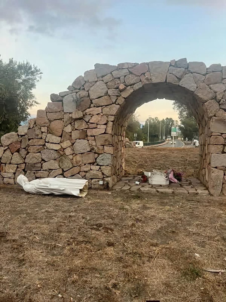 Guigz75116's tweet photo. Les deux saisonniers qui ont arraché la Vierge de Porto-Vecchio, grimpé dessus et mimé un acte sexuel en se filmant pour le fun, pour les vues, pour prouver qu’on est des durs à 3 heures du matin ont fini par quitter la Corse. Pas par la porte. Par exfiltration.

Vendredi, le vol Ajaccio-Paris ne les a pas pris : reconnus à l’aéroport, hués, le commandant de bord a préféré ne pas jouer les accompagnateurs. Un hôtel non plus n’a pas voulu d’eux. 

Dimanche, l’administration a donc affrété un avion privé. Traduction officielle : éloignement pour juger sereinement. 

Traduction locale : on les sort tant qu’ils sont encore en un seul morceau.

En Corse, on ne rigole pas avec Marie. 

L’État, lui, a calculé l’espérance de vie résiduelle et choisi le transfert sanitaire. 

Les énergumènes voulaient une vidéo. Ils ont eu une évacuation.🤭🤣

Vive la corse