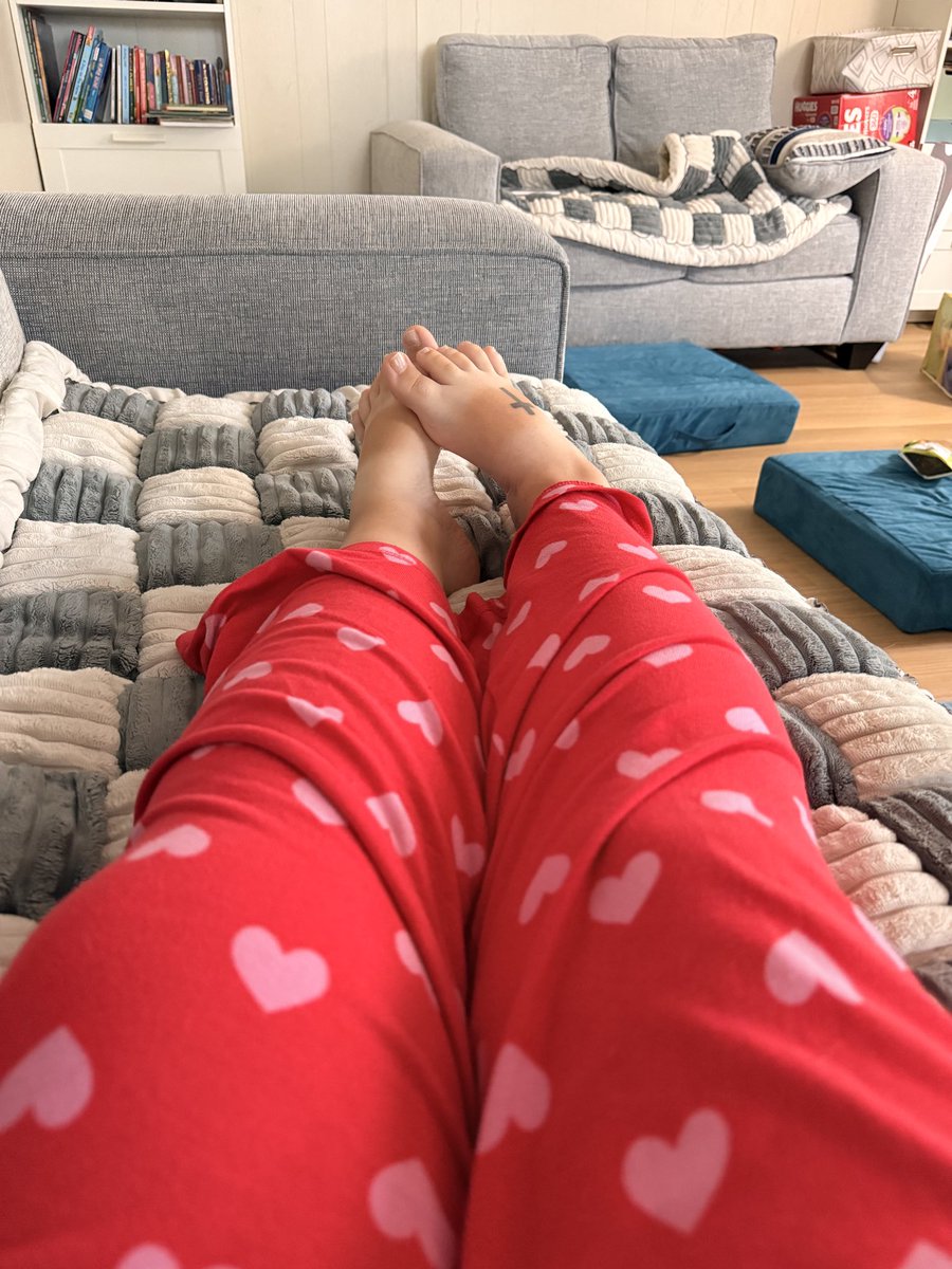 sinful_steff's tweet photo. Anyone else just stay in comfy clothes all Sunday https://t.co/CqPwNmAJxT