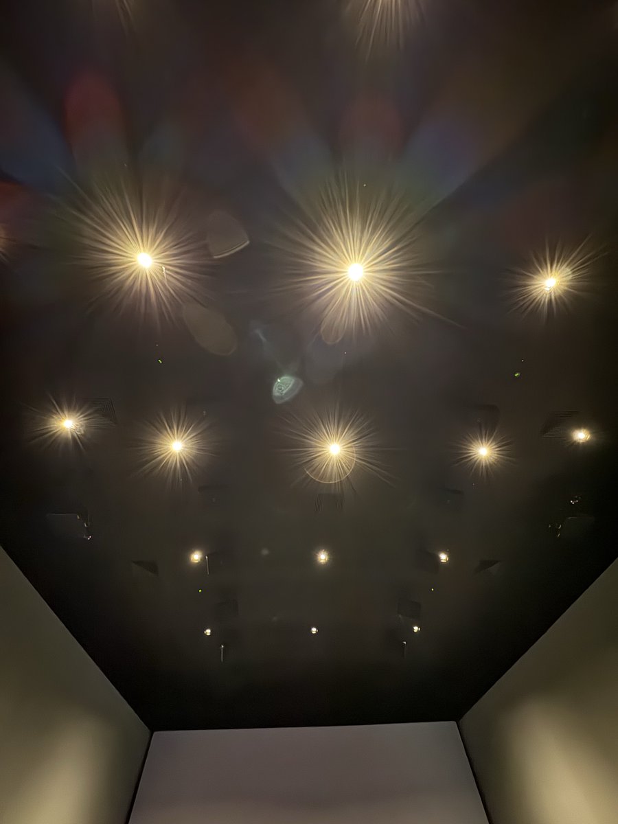mushroom080's tweet photo. T・ジョイ蘇我 シアター6 ScreenX with Dolby Atmos 超かぐや姫！
横スクリーンはL列まで
K列で視野が丁度埋まるが奥行き分中央が小さく広角に見える
横の末端は情報量少ないのである程度前に行くのもアリ
Atmosはバルトや立川よりは少し弱く感じたが多分そちらが強めなのでこの位がバランス良さそう https://t.co/QYKmXvS9cw