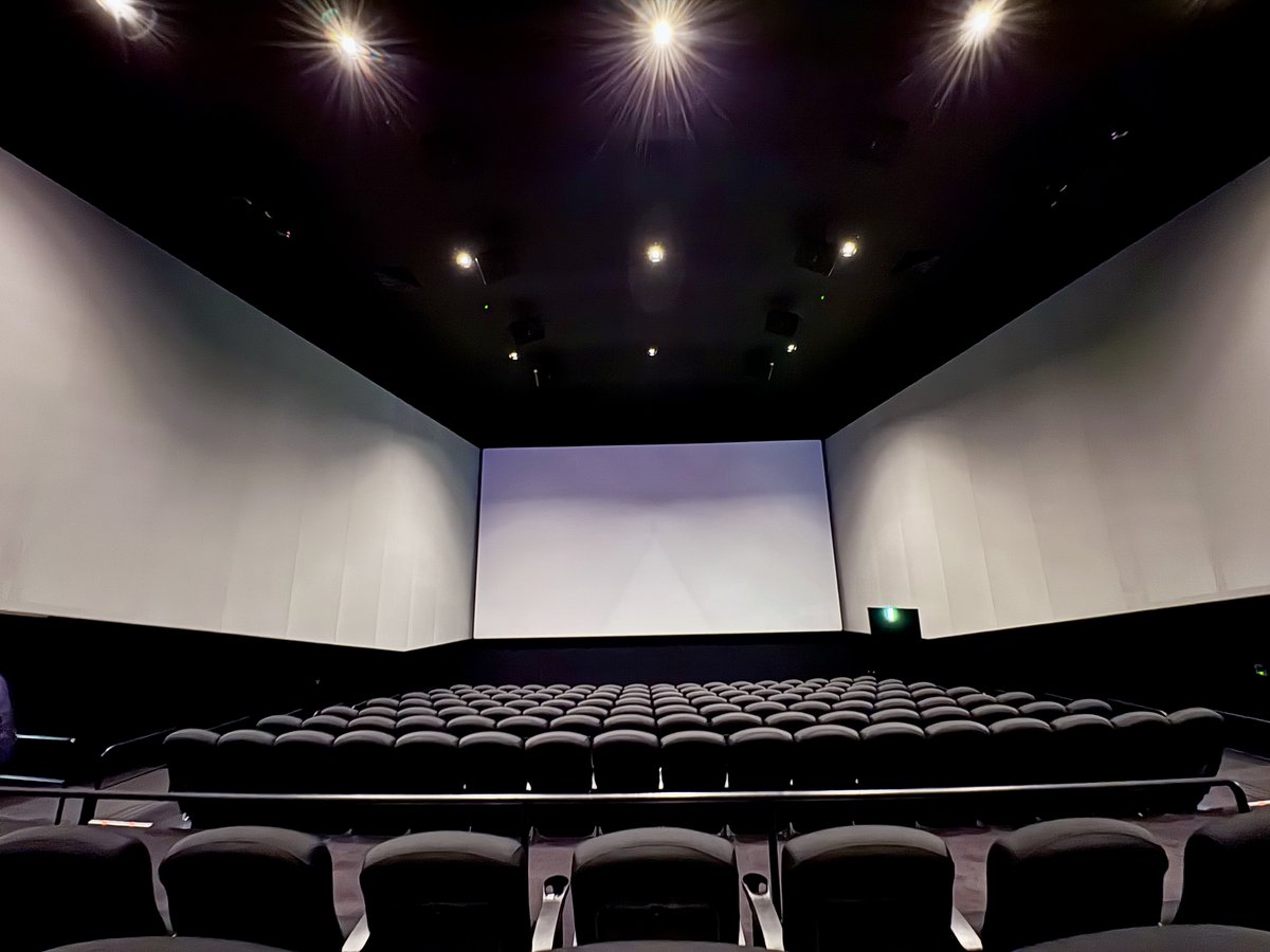 mushroom080's tweet photo. T・ジョイ蘇我 シアター6 ScreenX with Dolby Atmos 超かぐや姫！
横スクリーンはL列まで
K列で視野が丁度埋まるが奥行き分中央が小さく広角に見える
横の末端は情報量少ないのである程度前に行くのもアリ
Atmosはバルトや立川よりは少し弱く感じたが多分そちらが強めなのでこの位がバランス良さそう https://t.co/QYKmXvS9cw
