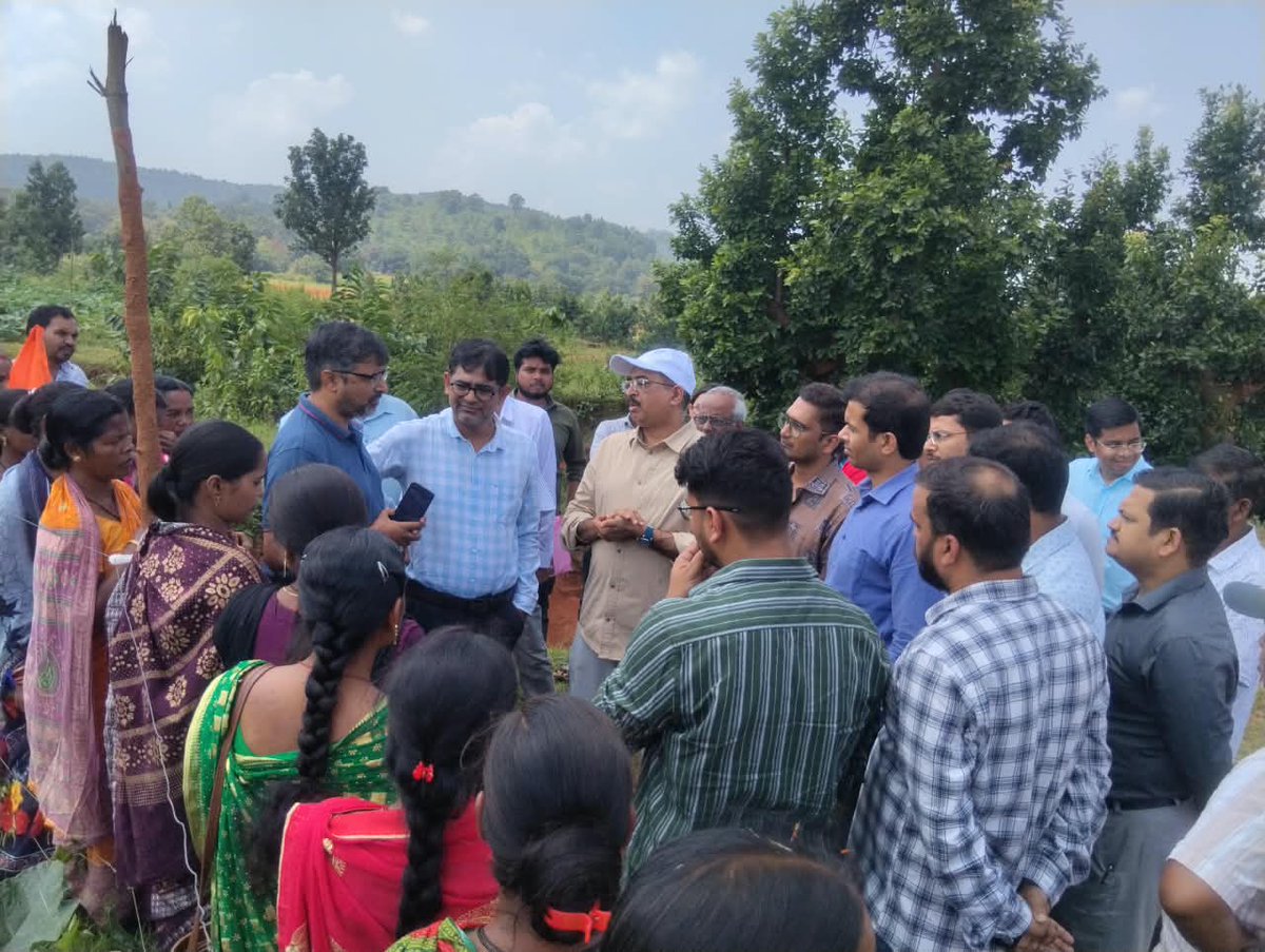 apc_program's tweet photo. On 4 October 2026, Shri Sachin Ramchandra Jadhav, IAS, Commissioner-cum-Secretary, Department of Agriculture & Farmers��� Empowerment (DAFE), Government of Odisha, and Sri Vishal Singh, IAS, Collector & District Magistrate, Keonjhar, along with other officials, visited Banspal Block under the APC Programme.
The delegation interacted with members of the Bhumika Producer Group, Banspal FPC, and visited Grafted Brinjal and Pumpkin crop clusters. They also flagged off a shipment of pumpkin from the FPC to West Bengal.
The Commissioner-cum-Secretary emphasised creation of supporting infrastructure, technology adoption and post-harvest interventions to enhance farmers’ incomes. He appreciated the crop cluster’s growth from 35 to 691 acres and the growing business of the Banspal FPC, reflecting the progress of farmer collectives in the block.
@CMO_Odisha @SecyChief @IPR_Odisha @krushibibhag @Horticultureod1 @OLM_Antyoday @mission_shakti @Dist_Kendujhar @BRLF_India @PRADAN_India