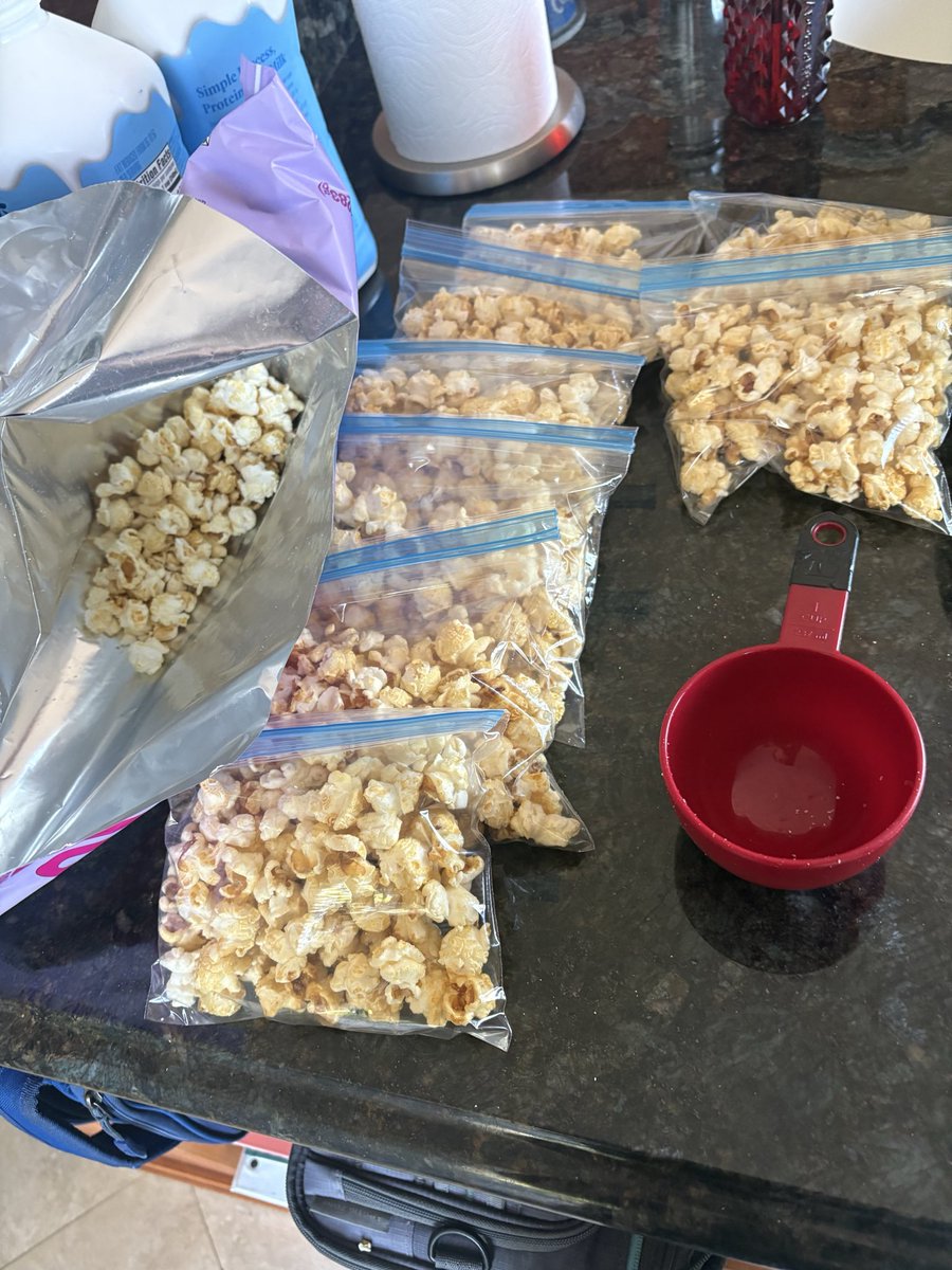 Halohnk's tweet photo. .@Boomchickapop Can you tell me why your bag of popcorn declares that there are ~10 servings (2 cups each) and only 8.5 servings came out of it? If you rectify this, I will consider buying your product again. https://t.co/b8KcBHe3Il
