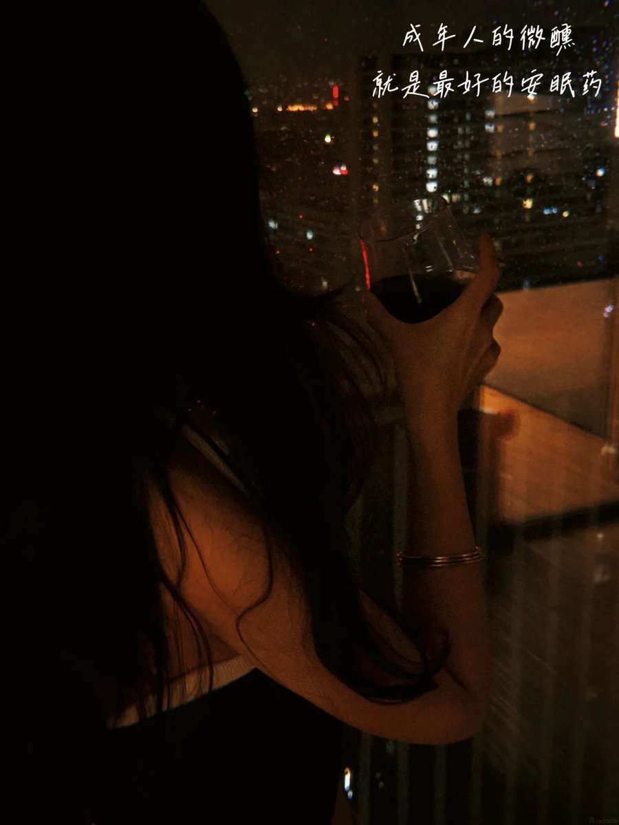 mmx____0's tweet photo. 喝一杯巧克力coco晚安红葡萄酒 蔓越莓和树莓的果香与可可豆烘焙结合 此刻站在窗边 酒杯轻摇

祝失眠的朋友有个好梦~

#敬自己 #浅酌晚安酒 https://t.co/4NTj5Em933