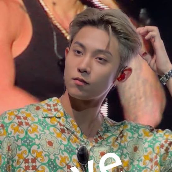 4shocrew's tweet photo. GUE GASIAP DAH nanti dia pulang pulang pake kacamata chrome heartsnya itu TERUS CUMA KAOSAN ITEM 😭😭😭😭😭 https://t.co/uzRH0odhQW