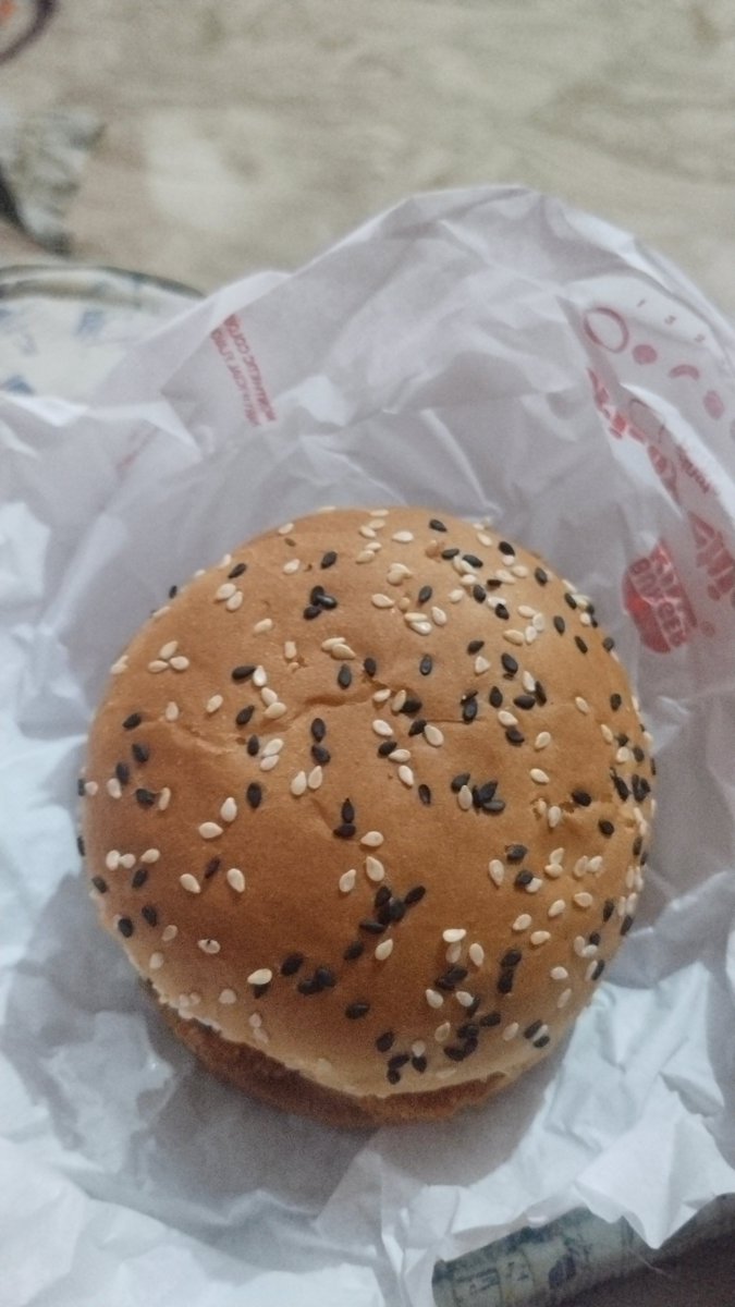 Jaake_so_ja's tweet photo. I don't even know how to eat burger... https://t.co/lJgVz5r1xq