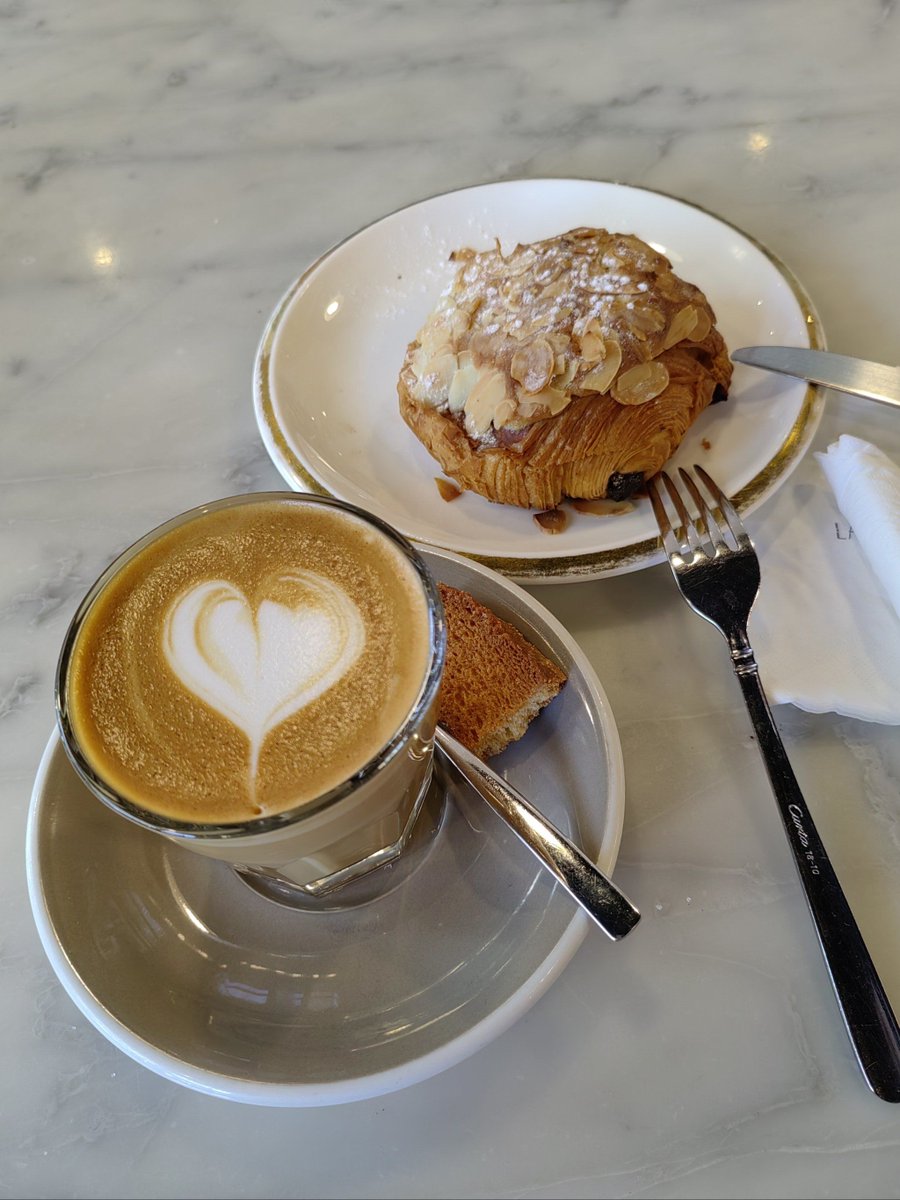 ReeseAitonna's tweet photo. Nada mejor que un café con leche caliente y un croissant crujiente para empezar la maana! https://t.co/eJsjtec9Wi