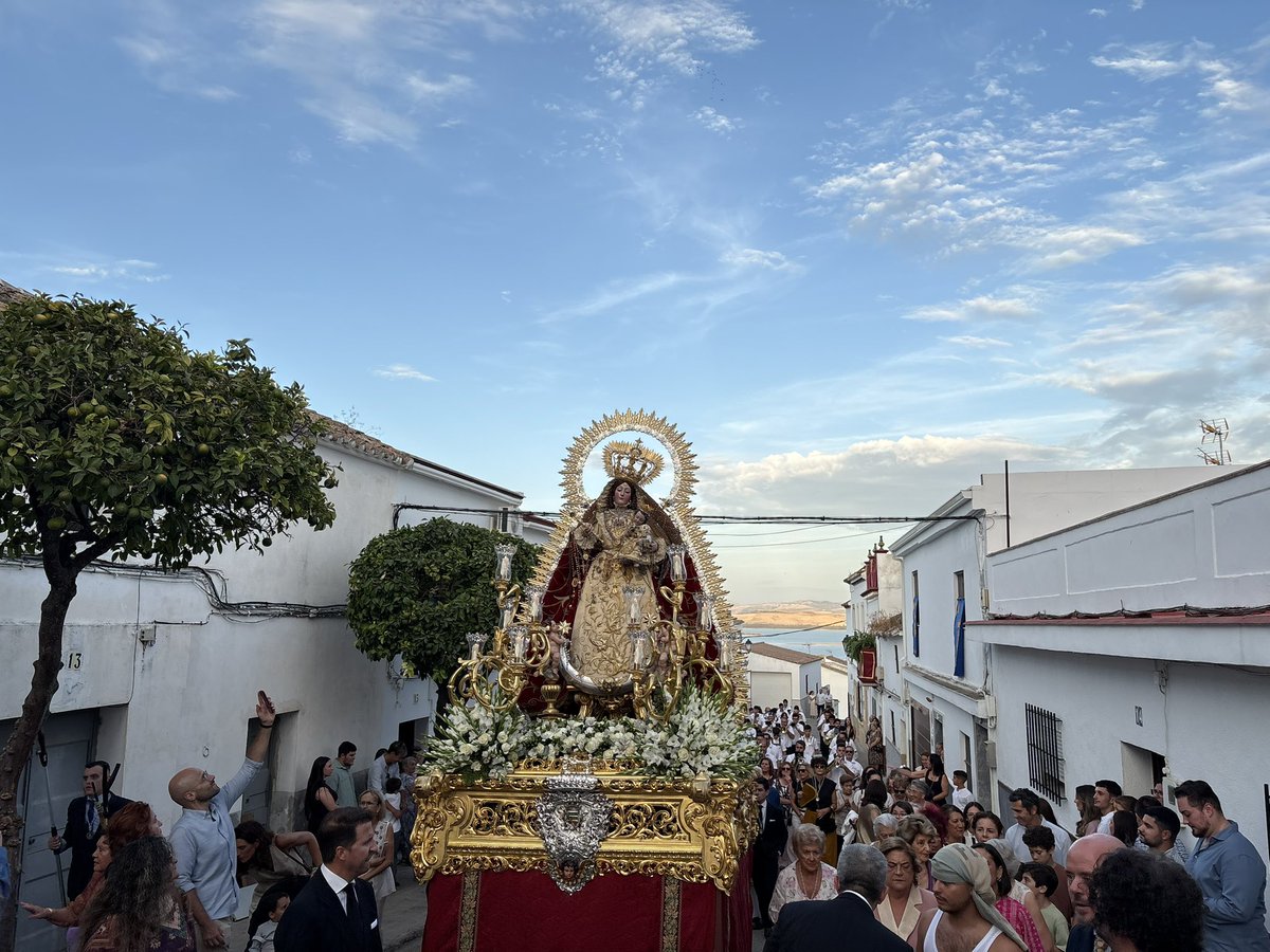 BMMArahal's tweet photo. 🕒 19:38 h

🔵 𝐍𝐮𝐞𝐬𝐭𝐫𝐚 𝐒𝐞ñ𝐨𝐫𝐚 𝐝𝐞𝐥 𝐑𝐨𝐬𝐚𝐫𝐢𝐨 𝐂𝐨𝐫𝐨𝐧𝐚𝐝𝐚 llega a la calle Alta.

✝️ @RosarioDeBornos 

🎶 Suena:
𝙍𝙚𝙞𝙣𝙖 𝙙𝙚𝙡 𝘾𝙖𝙧𝙢𝙚𝙡𝙤
𝘼𝙪𝙧𝙤𝙧𝙖, 𝙧𝙚𝙞𝙣𝙖 𝙙𝙚 𝙡𝙖 𝙢𝙖ñ𝙖𝙣𝙖
𝙍𝙤𝙘í𝙤

📲 #SuenaLaBMMA https://t.co/E97q2tFydR