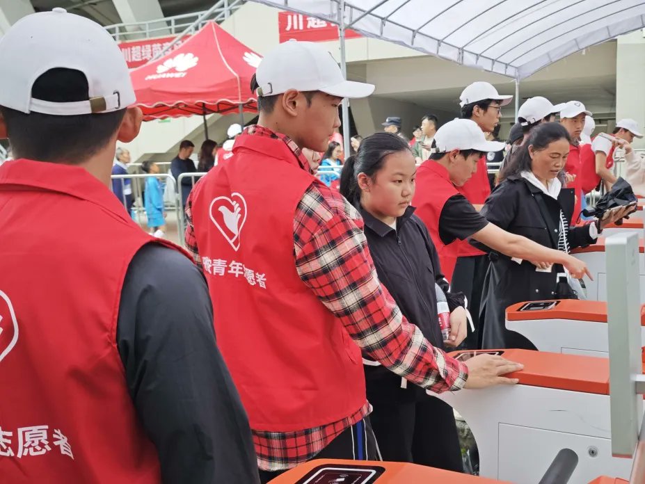 RileyScotthhyc's tweet photo. Hoy ayudamos a repartir alimentos a familias necesitadas en el centro de la ciudad como voluntarios. Cuidar a los demás nos hace felices y nos une. （西班牙语译文：今天我们作为志愿者在市中心为有需要的家庭分发食物。关爱他人让我们快乐，也让我们凝聚在一起。） https://t.co/fmrvJHlYcR