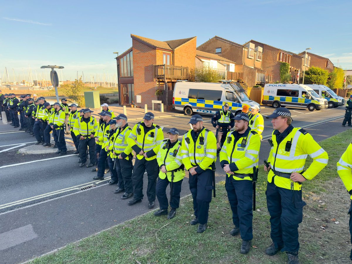 WasAcop's tweet photo. 🚨We are now in a place where a whole town gets locked down by the Government for a boat that has not arrived….

Gosport. Haslar Bridge shut. Coaches at Fort Blockhouse. Masks banned. 

A dispersal order on the entire town until 7am Tuesday. 

Anyone who wants to stand there is sent to a car park. If not you’re threatened with arrest..

The boat is still in French waters. 

The government will not even say this is the landing. Last time, they took the people to Dover.