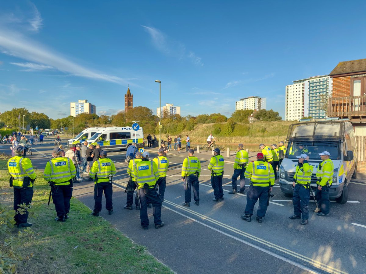 WasAcop's tweet photo. 🚨We are now in a place where a whole town gets locked down by the Government for a boat that has not arrived….

Gosport. Haslar Bridge shut. Coaches at Fort Blockhouse. Masks banned. 

A dispersal order on the entire town until 7am Tuesday. 

Anyone who wants to stand there is sent to a car park. If not you’re threatened with arrest..

The boat is still in French waters. 

The government will not even say this is the landing. Last time, they took the people to Dover.