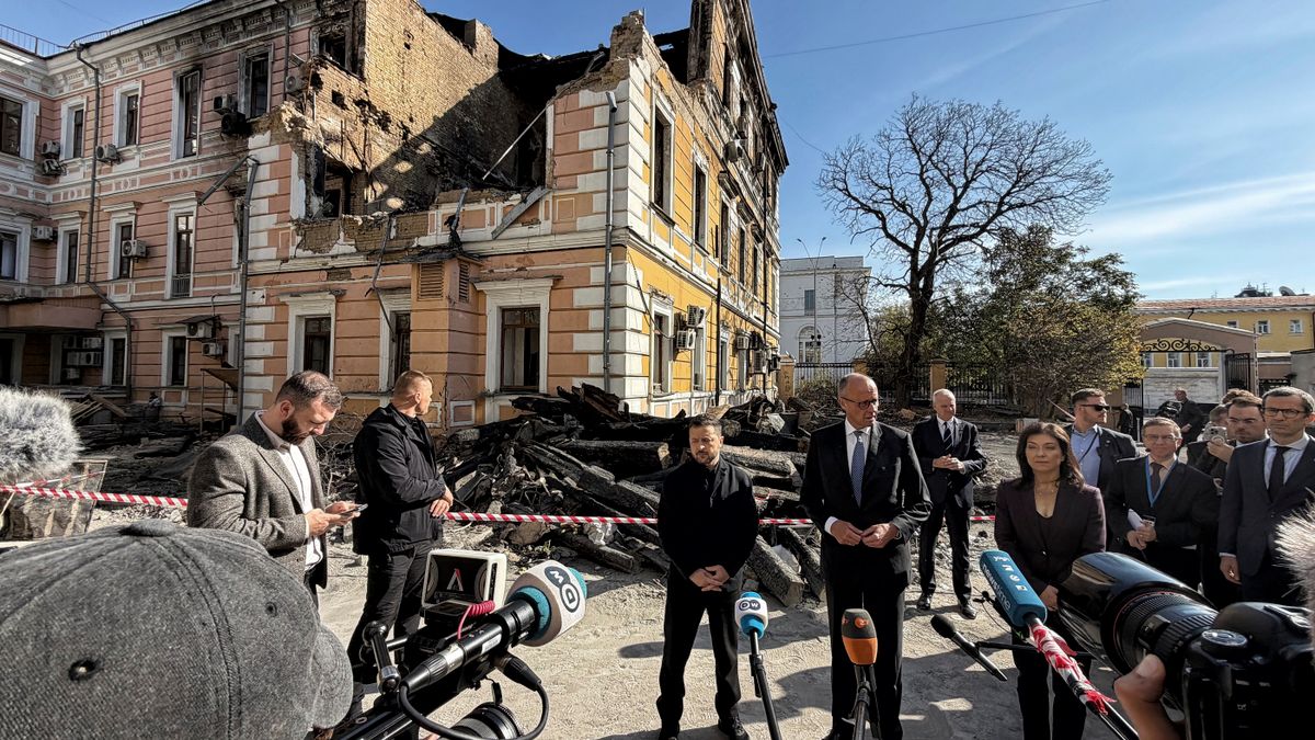 RT by @mikenov: Friedrich Merz besucht Kyjiw, und Russland schickt den ganzen Tag weiter Drohnen. Doch die Ukrainer bringen dem Kanzler eine Wertschätzung entgegen, wie er sie von zuhause nicht mehr kennt. Link in X-Bio.