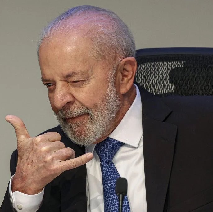 choquei's tweet photo. 🚨AGORA: Lula ultrapassa 50% do votos no exterior e Flávio Bolsonaro com 38,69%:

• Lula: 70.556
• Flávio Bolsonaro: 53.296 https://t.co/83MK2z6WSn