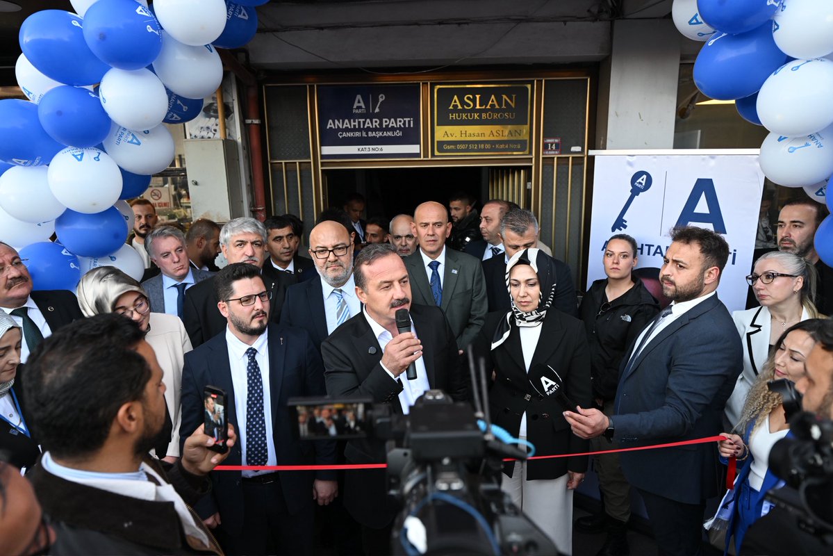 anahtarparti's tweet photo. Genel Başkanımız Sayın Yavuz Ağıralioğlu, Çankırı programı kapsamında şehir merkezinde esnafımızı ziyaret ederek hemşehrilerimizin talep ve beklentilerini dinledi.

Esnafımız dertli, vatandaşlarımız şikâyetçi… Geçim sıkıntısının yanı sıra siyasetin kirlenmesine, liyakatin geri plana itilmesine ve makamların itibarsızlaştırılmasına da tepki var. Genel Başkanımız ise şöyle seslendi: “Makamları kokuttular, liyakati unuttular. Tuzlayacağız hepsini hem de Çankırı tuzuyla…”

Program kapsamında Genel Başkanımızın katılımıyla Çankırı İl Başkanlığımızın açılışını da gerçekleştirdik.