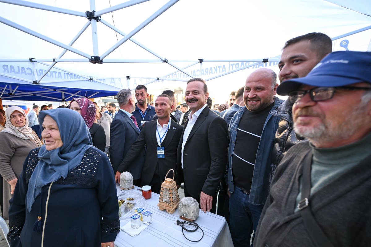 anahtarparti's tweet photo. Genel Başkanımız Sayın Yavuz Ağıralioğlu, Çankırı programı kapsamında şehir merkezinde esnafımızı ziyaret ederek hemşehrilerimizin talep ve beklentilerini dinledi.

Esnafımız dertli, vatandaşlarımız şikâyetçi… Geçim sıkıntısının yanı sıra siyasetin kirlenmesine, liyakatin geri plana itilmesine ve makamların itibarsızlaştırılmasına da tepki var. Genel Başkanımız ise şöyle seslendi: “Makamları kokuttular, liyakati unuttular. Tuzlayacağız hepsini hem de Çankırı tuzuyla…”

Program kapsamında Genel Başkanımızın katılımıyla Çankırı İl Başkanlığımızın açılışını da gerçekleştirdik.