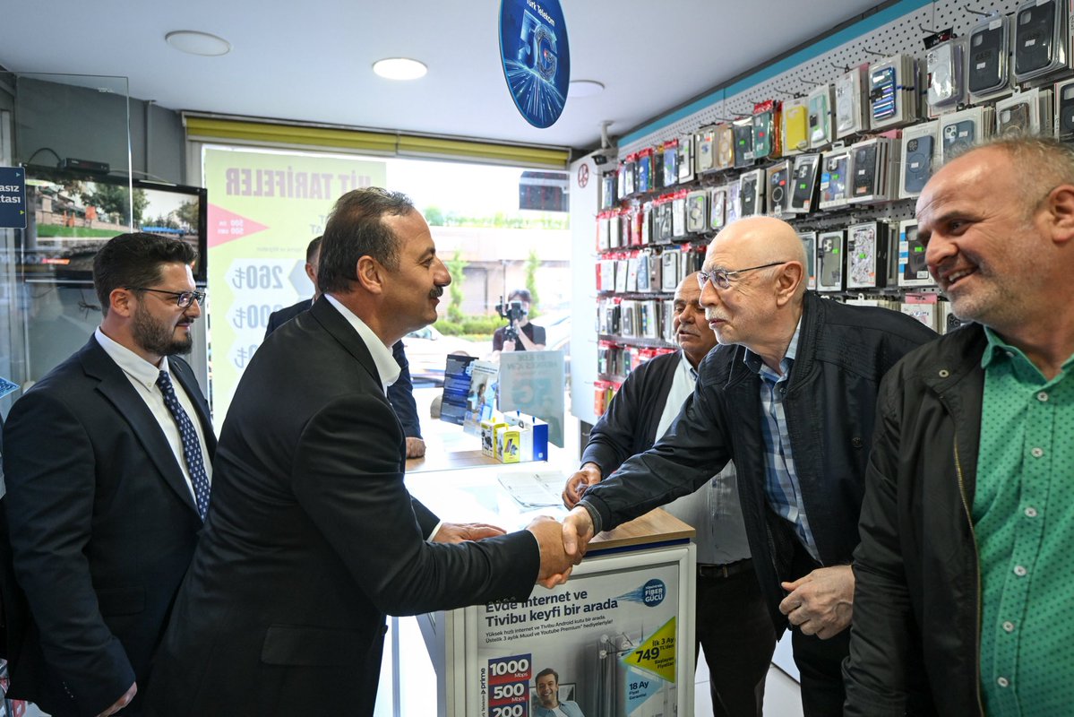 anahtarparti's tweet photo. Genel Başkanımız Sayın Yavuz Ağıralioğlu, Çankırı programı kapsamında şehir merkezinde esnafımızı ziyaret ederek hemşehrilerimizin talep ve beklentilerini dinledi.

Esnafımız dertli, vatandaşlarımız şikâyetçi… Geçim sıkıntısının yanı sıra siyasetin kirlenmesine, liyakatin geri plana itilmesine ve makamların itibarsızlaştırılmasına da tepki var. Genel Başkanımız ise şöyle seslendi: “Makamları kokuttular, liyakati unuttular. Tuzlayacağız hepsini hem de Çankırı tuzuyla…”

Program kapsamında Genel Başkanımızın katılımıyla Çankırı İl Başkanlığımızın açılışını da gerçekleştirdik.