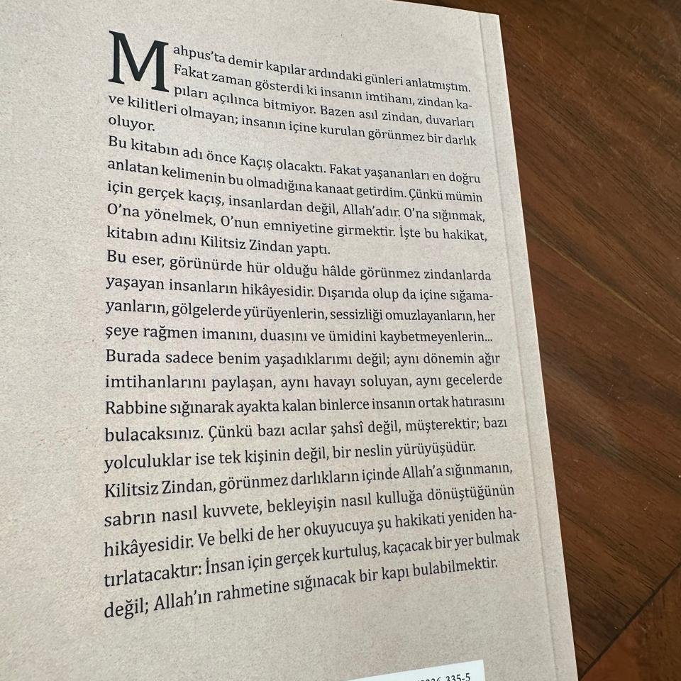 profmehmetates's tweet photo. Bazen hüzünle, bazen tebessümle yeni çıkan kitabım Kilitsiz Zindan’ı yeniden okudum.
Her sayfada yıllar öncesine, hatıralara ve unutulduğunu sandığım duygulara doğru yeniden yolculuk yaptım.
Sizleri de bu yolculuğa beklerim. 
Saygılarımla. Dr. Ateş https://t.co/9EWav9xyuB