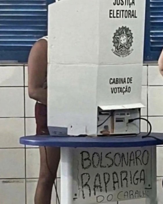 ylsun__'s tweet photo. Flávio bolsonaro rapariga do caralho https://t.co/YwuNDdz5iI
