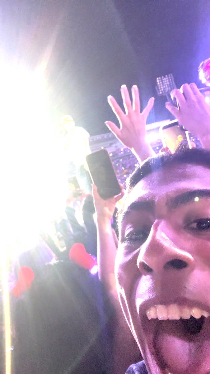 sebass_nzzzz's tweet photo. SELFIE CON KIM TAEHYUNG https://t.co/DjK0ptJOKL