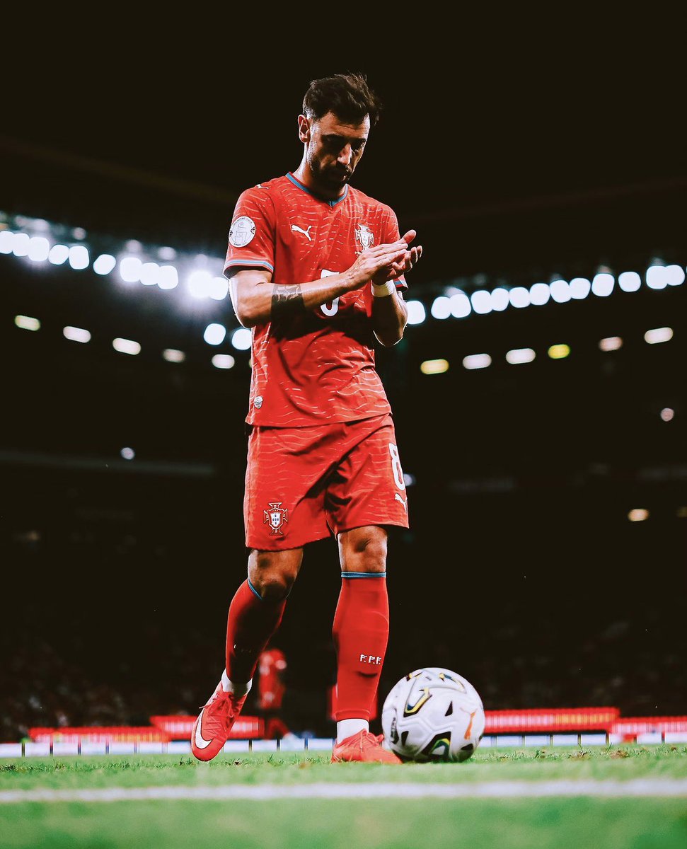 UtdForever7's tweet photo. 🚨🇵🇹 OFFICIAL:

Bruno Fernandes STARTS and CAPTAINS Portugal against Norway tonight!

Our Magnifico leading his country once again. ❤️‍🔥

Diogo Dalot starts on the bench.

#MUFC https://t.co/3N75quyvcB