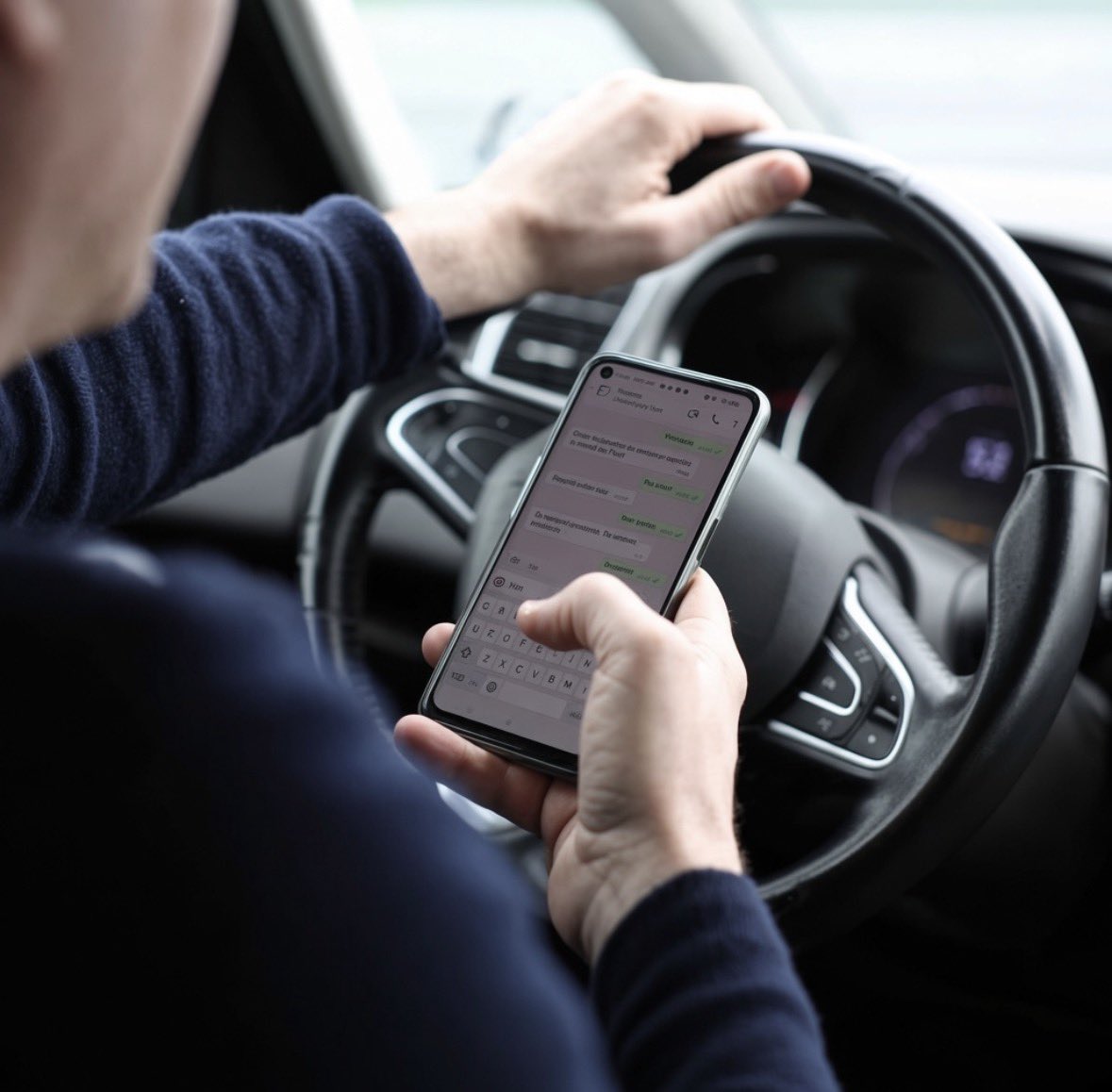 FrenchRapUS's tweet photo. 🚨 CETTE LOI VA CHANGER LA VIE À DES MILLIONS DE PERSONNES ! 

Tenir son téléphone au volant pourra désormais entraîner une suspension de votre permis, même sans aucun excès de vitesse ni accident 🤯

⚠️ Cette mesure s’applique partout en France. https://t.co/vKJHKUm2GS