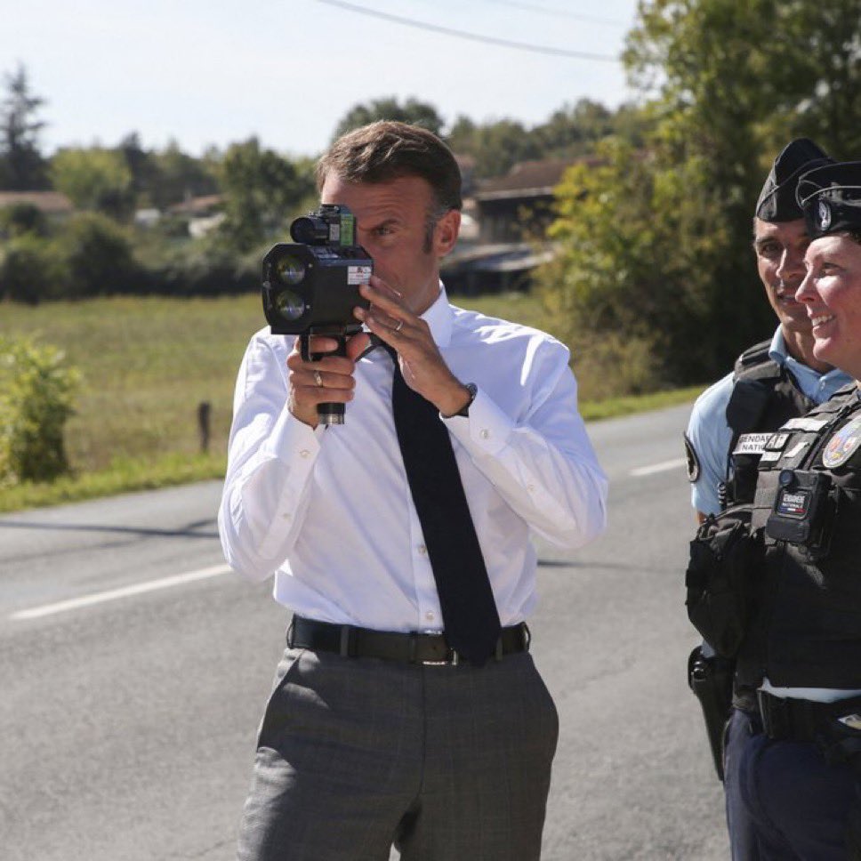 FrenchRapUS's tweet photo. 🚨 CETTE LOI VA CHANGER LA VIE À DES MILLIONS DE PERSONNES ! 

Tenir son téléphone au volant pourra désormais entraîner une suspension de votre permis, même sans aucun excès de vitesse ni accident 🤯

⚠️ Cette mesure s’applique partout en France. https://t.co/vKJHKUm2GS