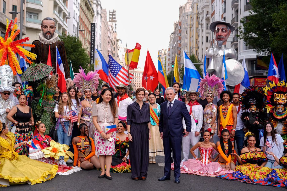 IdiazAyuso's tweet photo. Vive la Hispanidad en Madrid como nunca. 

Este año, con Estados Unidos como país invitado.

Somos una gran potencia cultural que une a cientos de millones de almas por todo el mundo. Celebrémoslo. https://t.co/Lp88ovVupM